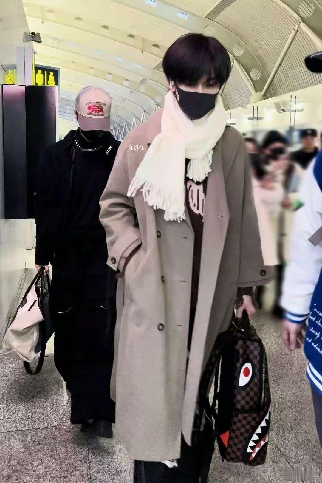 余宇涵大衣look男友风  余宇涵韩系look 余宇涵今日北京✈️重庆路透🈶!