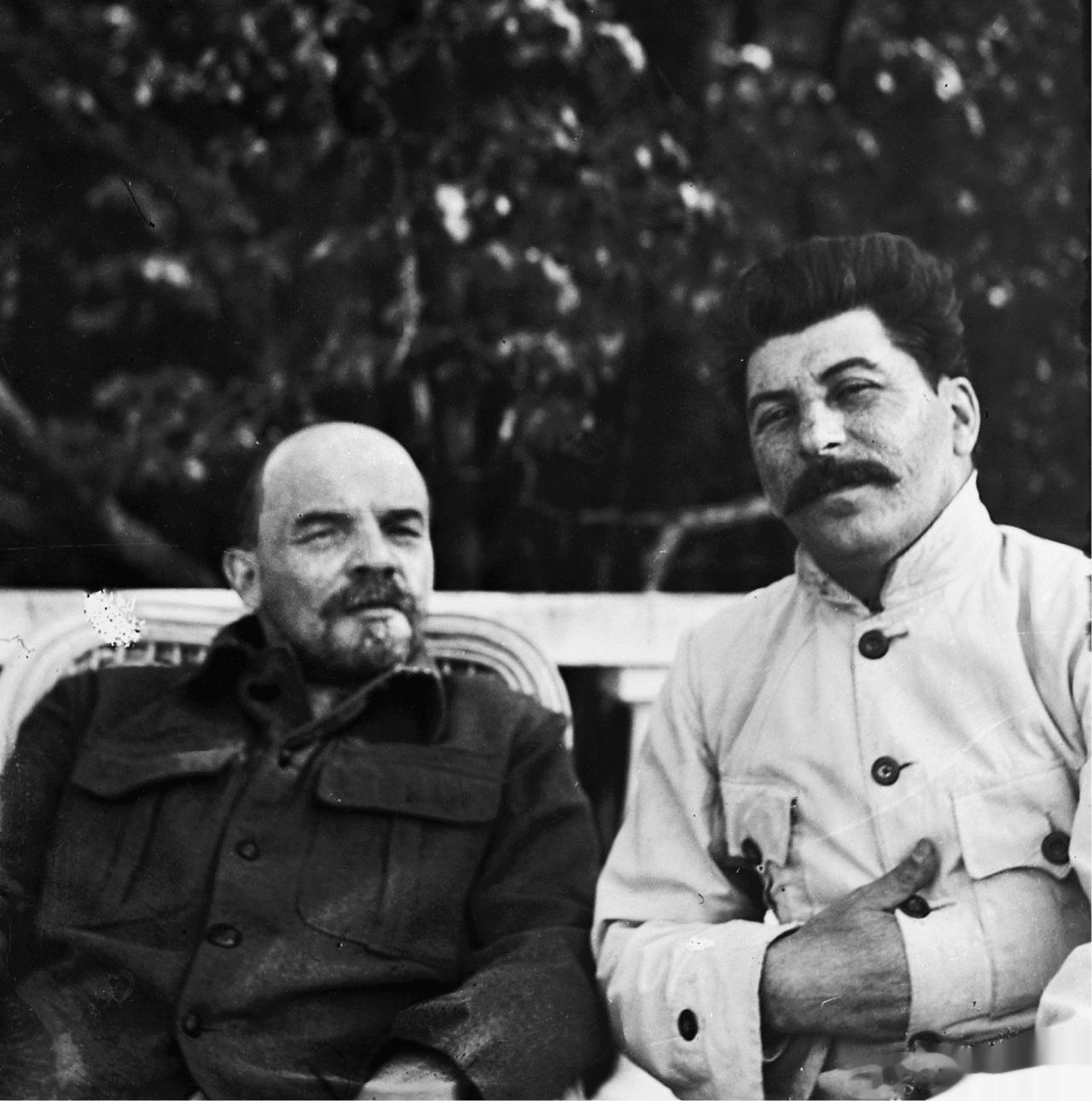 军官彼得听说政委伊万的妻子在厨艺学校学了3年，于是提出到伊万家里作客。
伊万听后