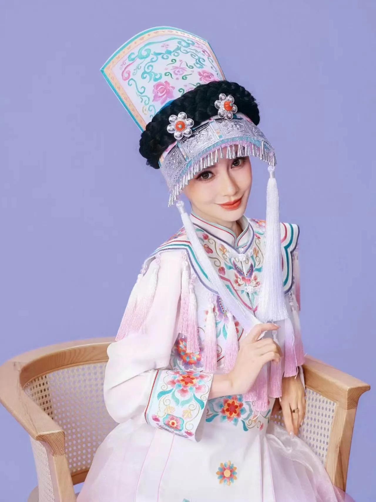 9月1日，Angelababy杨颖工作室晒出了一组BOSS的最新一组营业美照。照