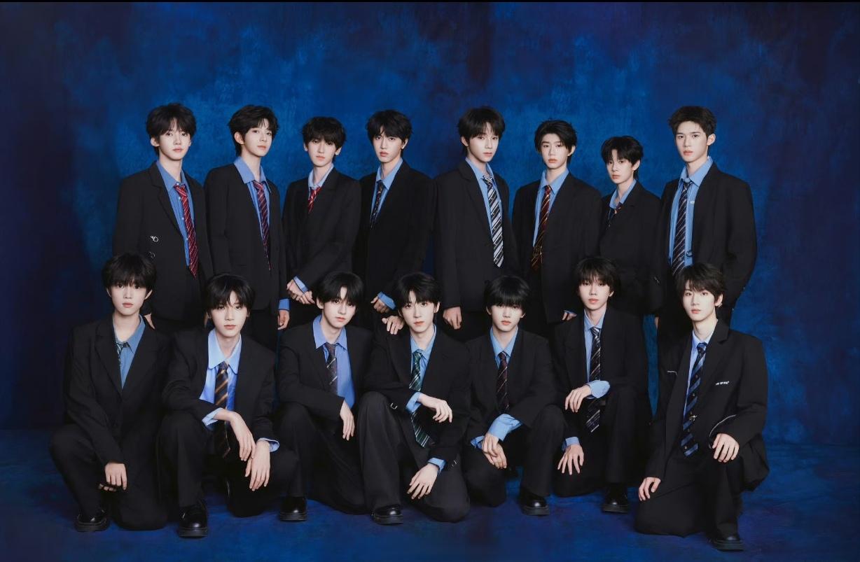 TF家族四代练习生2026年全新集体公式照正式公开，十五位少年齐聚同框，统一深色