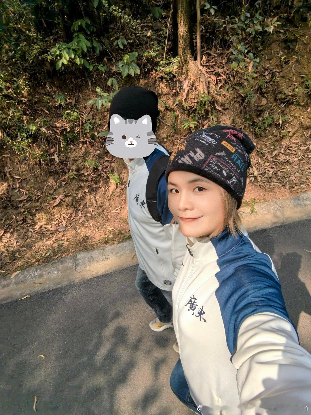 今日和先生慢逛白云山脚步放得很慢，时间却跑得好快从两人世界到四口之家女儿都悄悄长