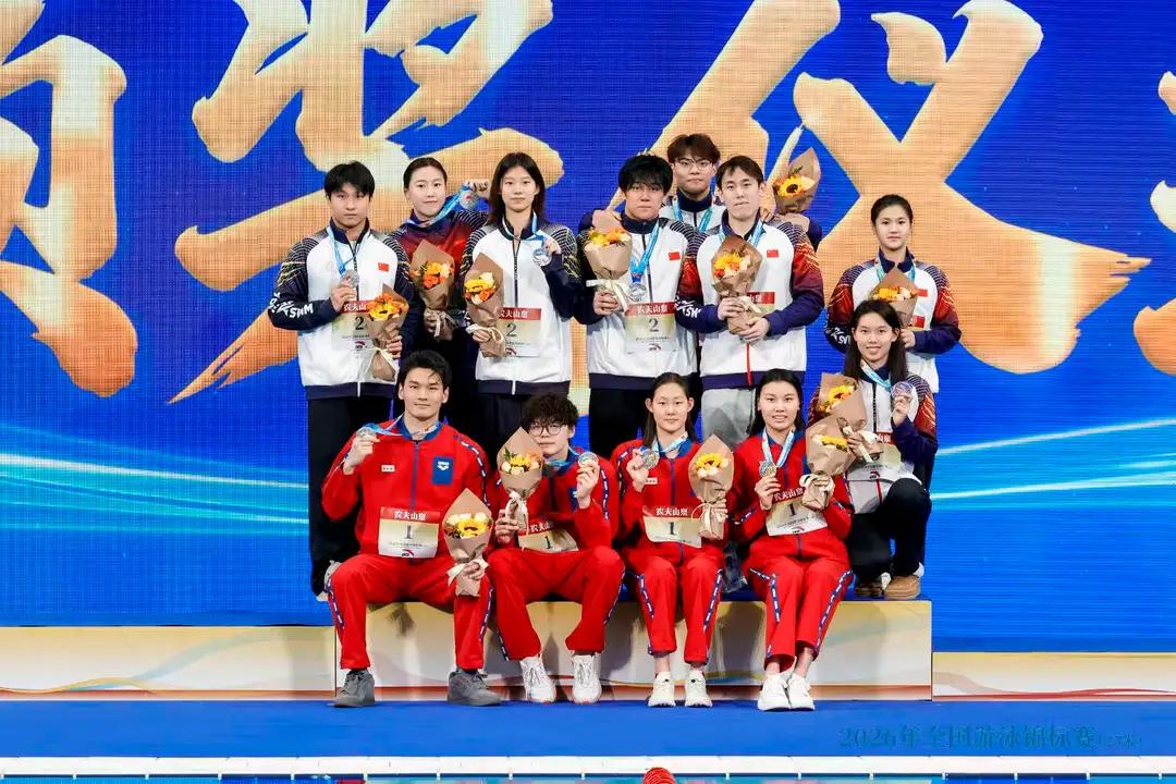在北京水立方进行的短池全国游泳锦标赛赛场再传喜讯！男女4×100米混合泳接力决赛