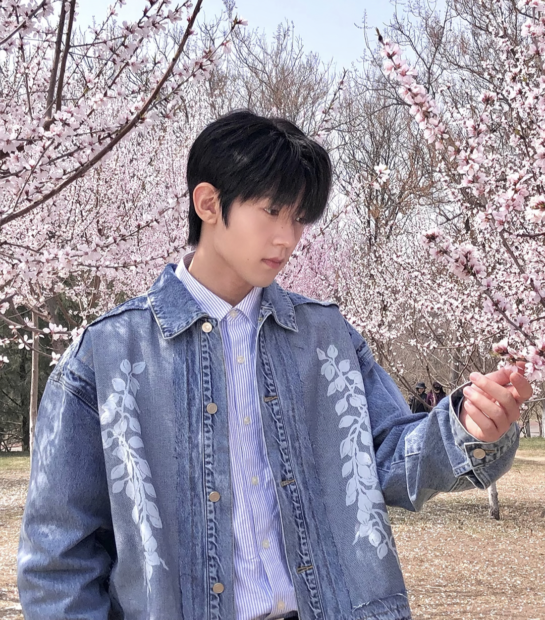 吴俊霆牛仔衣梦男吴俊霆打开衣柜全是牛仔衣谁懂吴俊霆对牛仔衣的执念有多深！衣柜堪称