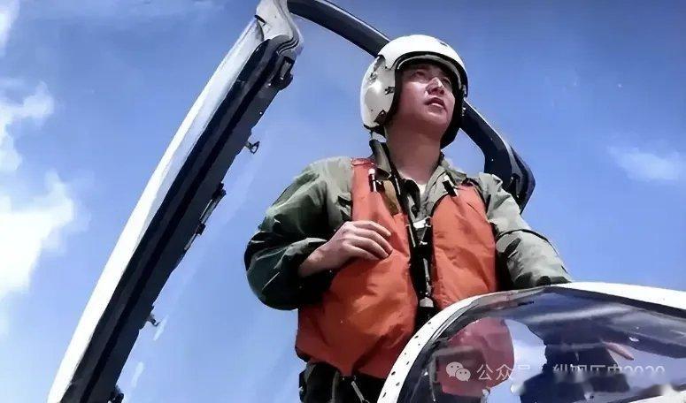 【烈士王伟的遗孀阮国琴，获特招入伍，如今已经是海军上校，依旧单身未嫁】2001年