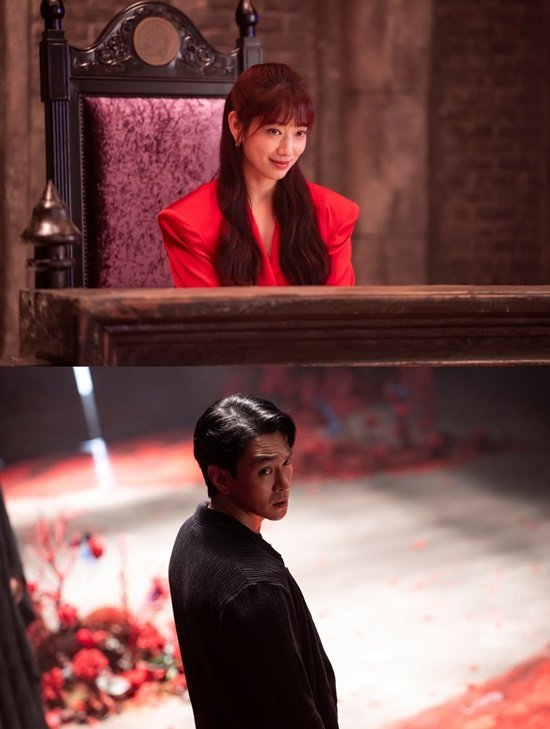 #来自地狱的法官# 在公开的照片中，姜光娜身穿迷人的红色衣服，坐在地狱法官的位置