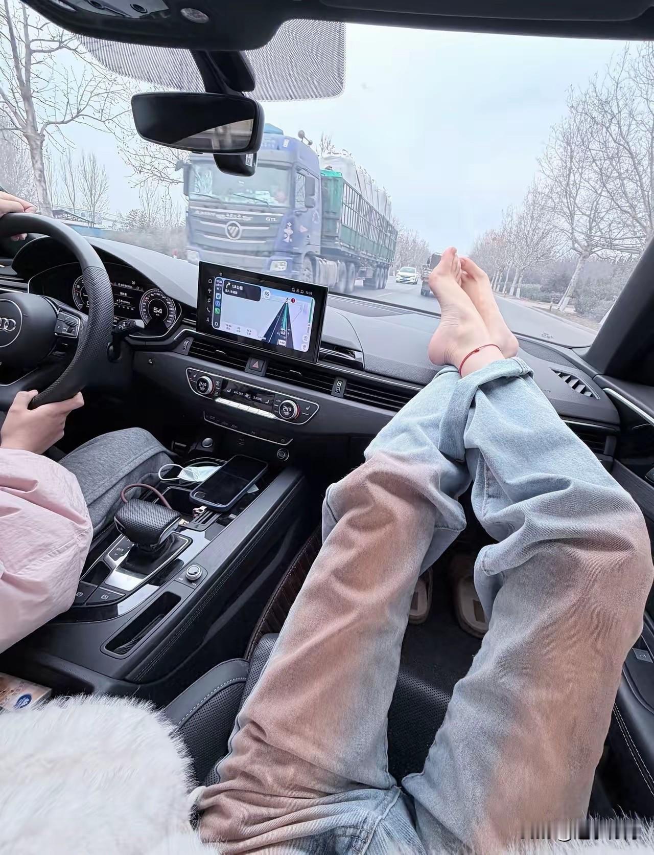 你有这样的闺蜜吗？真是太不讲究了，每次一上车就这样躺在车上说了也不听。我们是大学