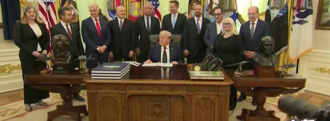 德黑兰街头车流如常，反美壁画与拉弓雕像暗藏对抗信号。美国极限施压步步紧逼，伊朗以