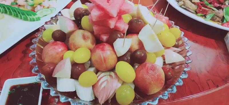 过年你用什么水果招待了客人 过年招待客人，我准备了好几种水果。首当其冲的是砂糖橘