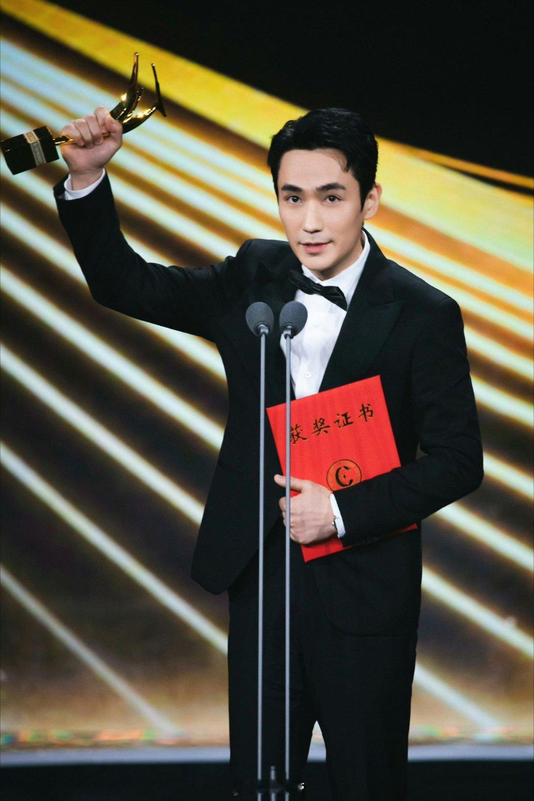 朱一龙出发洛杉矶解锁国际时尚新旅程！朱一龙受邀参加2025 Vogue Worl
