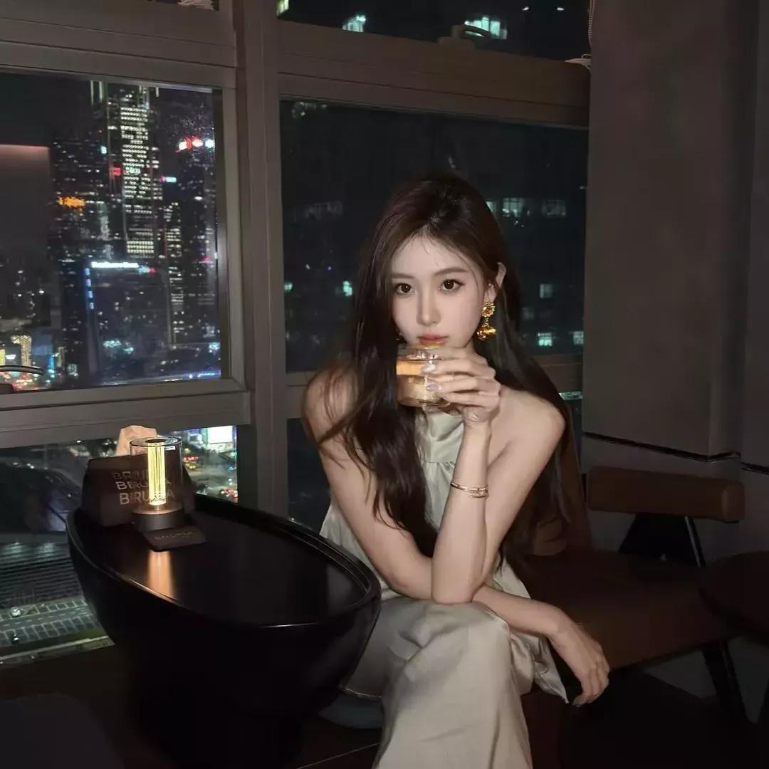 夜晚独酌，霓虹灯下的都市浪漫夜景 月夜夜景 随性夜景 酒吧独酌 雨夜独酌照 霓虹