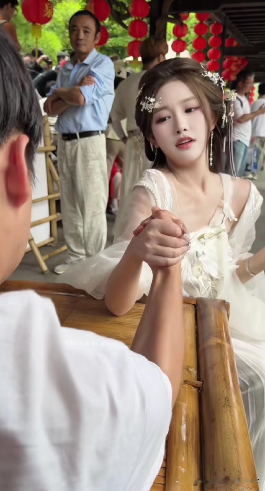 聪明的女人懂得服软，撒娇才是必杀技。[偷笑]
