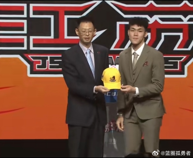 江苏男篮CBA选秀独具慧眼 根据了解，手握榜眼签的江苏肯帝亚，计划在2026-2