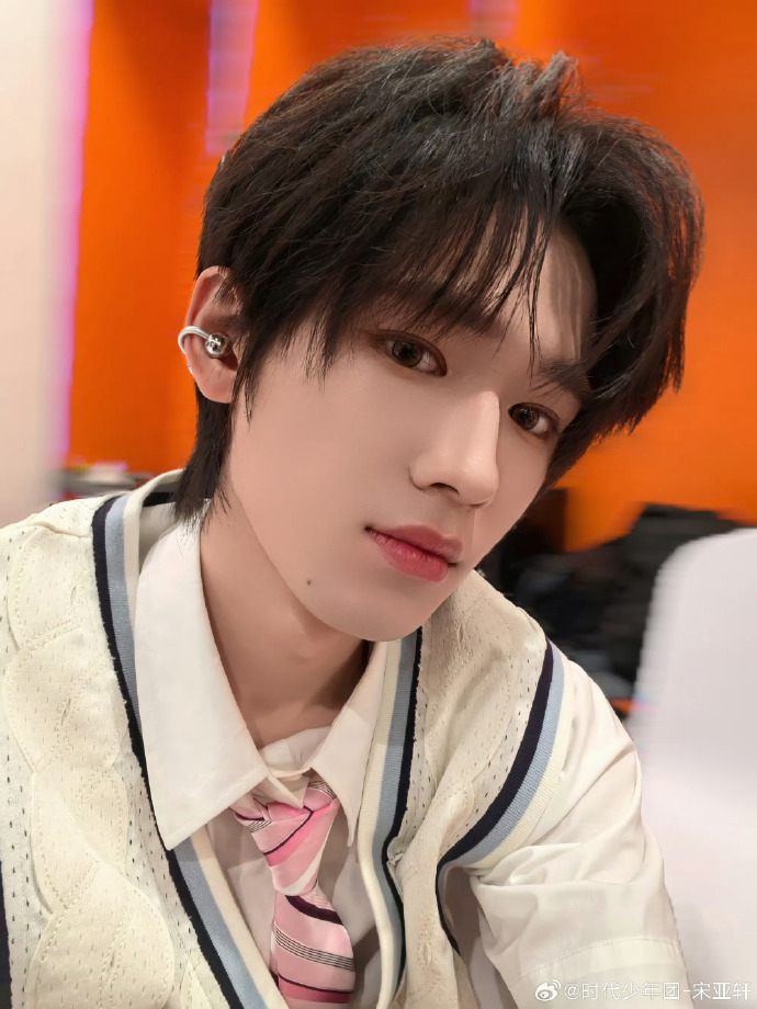 宋亚轩宋亚轩好完美的侧颜宋亚轩小宋哥哥营业今天也是被宋亚轩侧颜暴击的一天