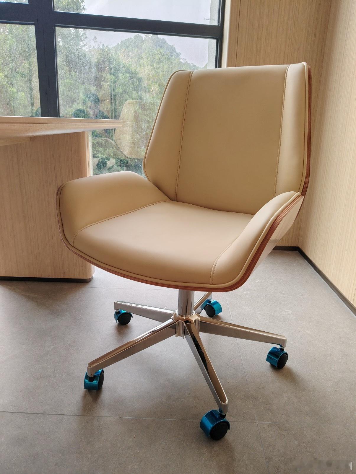 智能办公椅爆改取件机器人懒人福音来了！办公椅直接改成取件机器人，取件拿东西坐着就