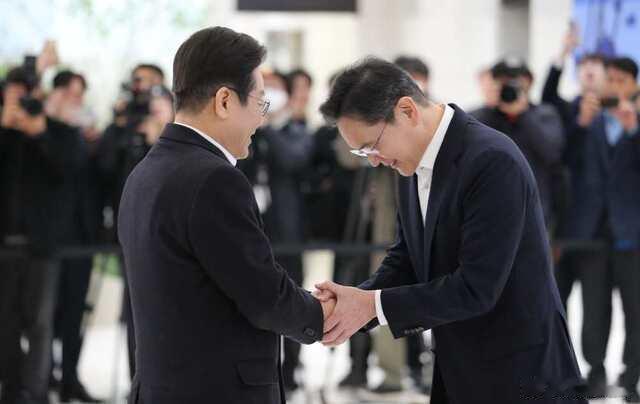 李在明将率李在镕等逾200名韩国企业家访华。 