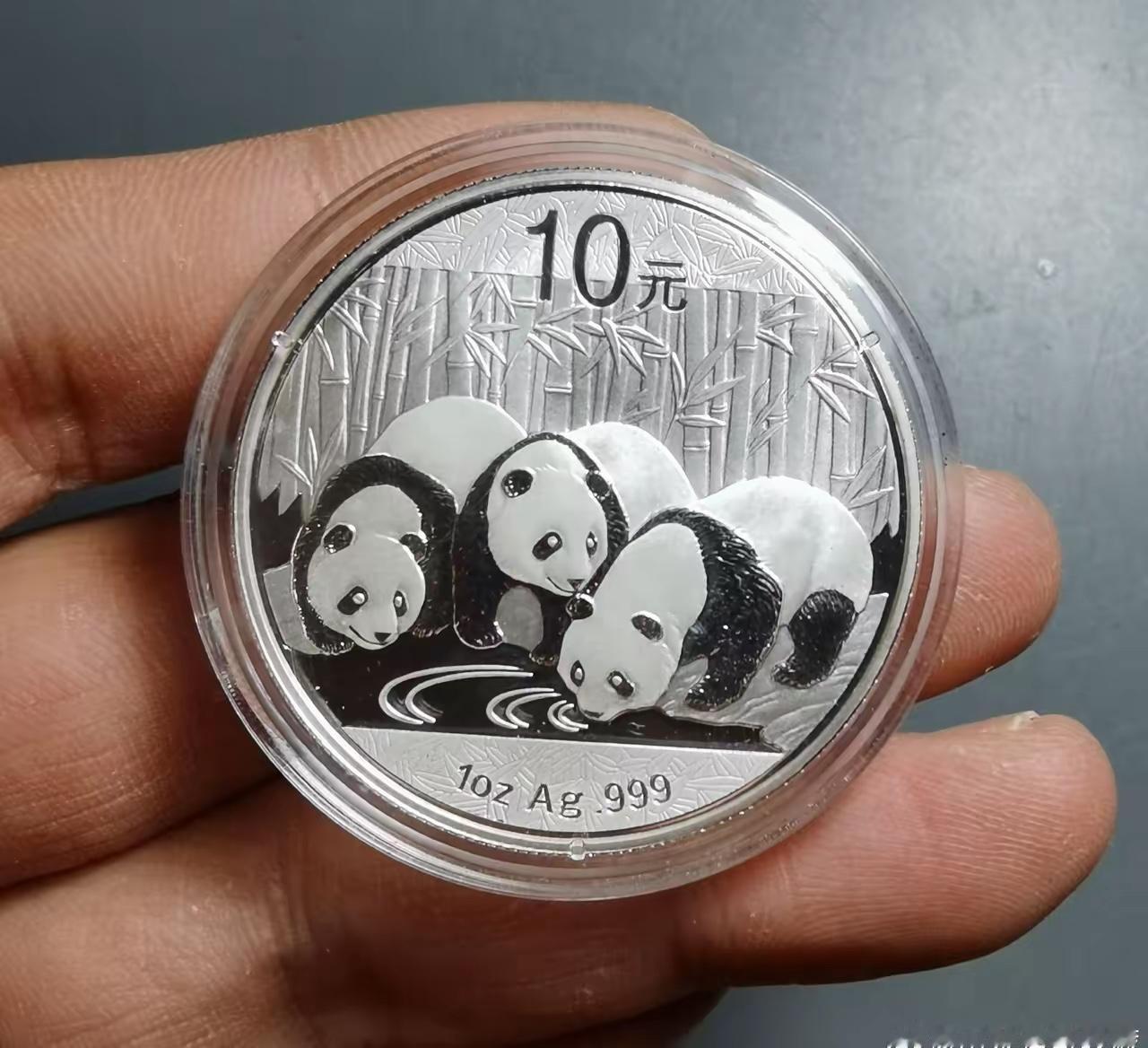 最近金银价格那叫一个飙升，伦敦金现摸到4690美元，白银干到94美元，国内金店报