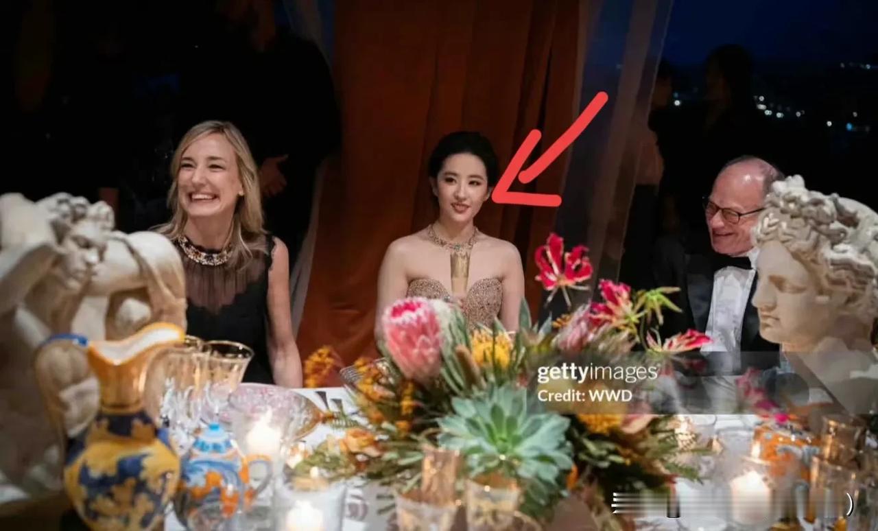 宝格丽钦点的女明星和走后门的女明星真的一点都不一样。

刘亦菲在面对宝格丽高层的