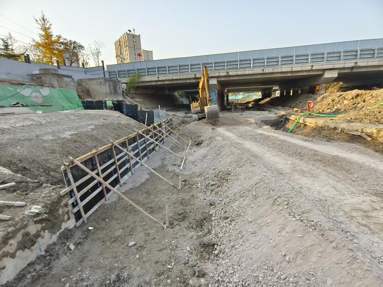 技术员和施工员围绕这20m的模板争论了起来，技术员说模板下口必须定横向的方子，然