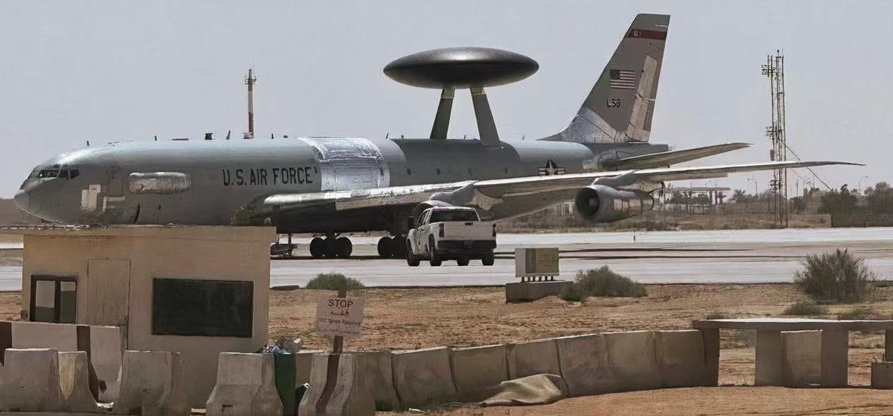 美国空军的E-3A“望楼”在上个世纪八十年代美中关系蜜月期的时候，一度计划与F-