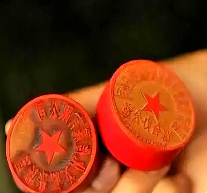 见过更离谱的。
公章不见时，第一反应不是报警，而是去小店补一枚“孪生”。
保险柜