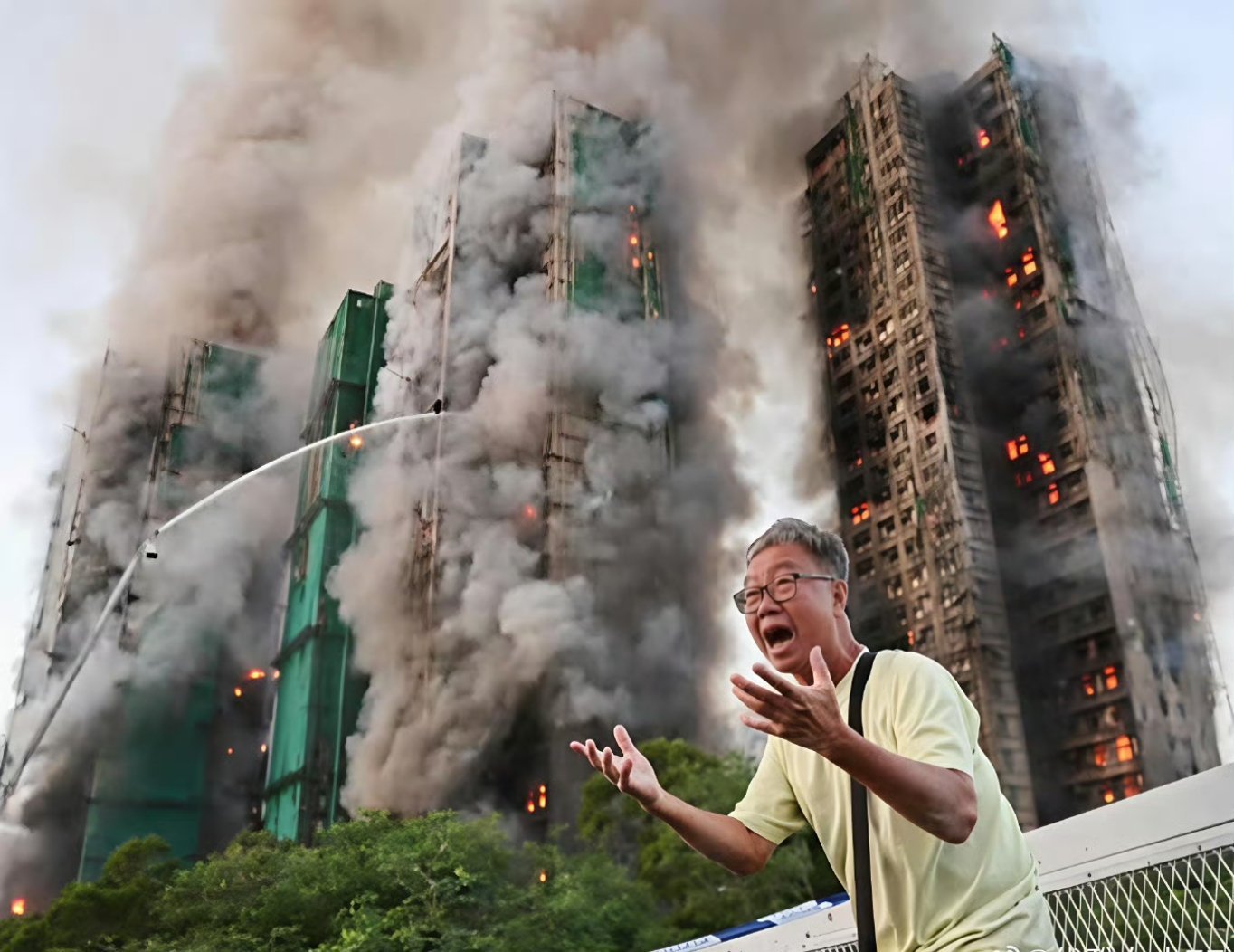 香港大火看到最绝望的一张照片那张浓烟吞噬高楼的照片，虽定格了“烟囱效应”下30秒