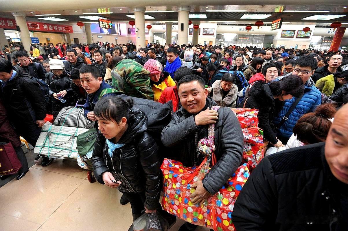 冲着春运的大潮，有这么三种人，却撑着伞不回家。
 

首当其冲的，恨不得把自己埋