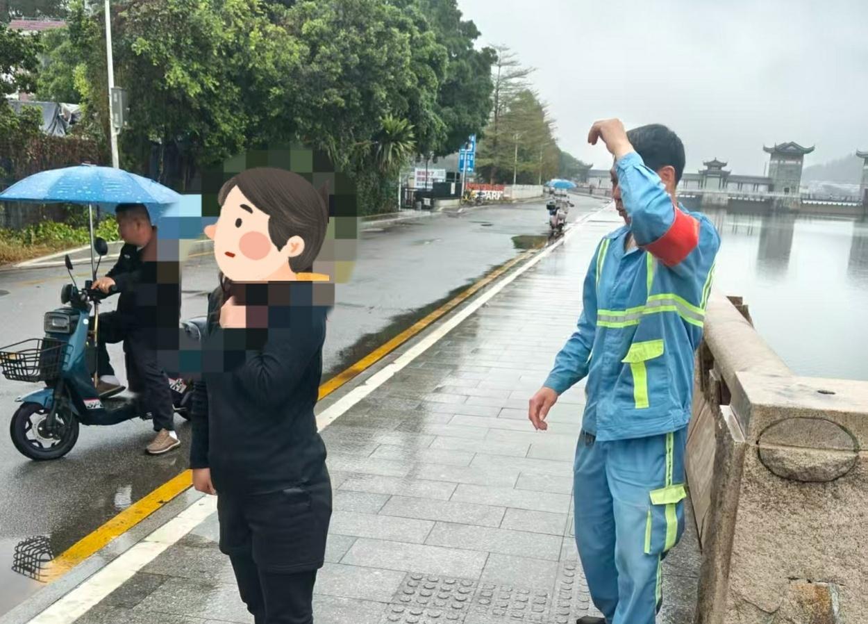 危急时刻，环卫工人果断出手！近日，黄埔区长洲街水上保洁员梁永新在新担涌巡查时，发