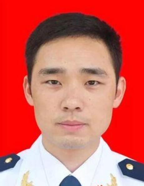 35岁铁血兵魂！梅雄舍身救人、捐躯留爱，青春永远滚烫
 
梅雄（1980年12月
