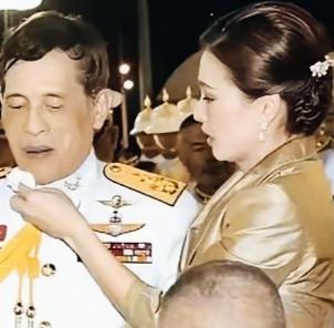 苏提达一个简单的擦汗动作，背后是不是代表了很多含义啊？
苏提达对泰国国王非常的细