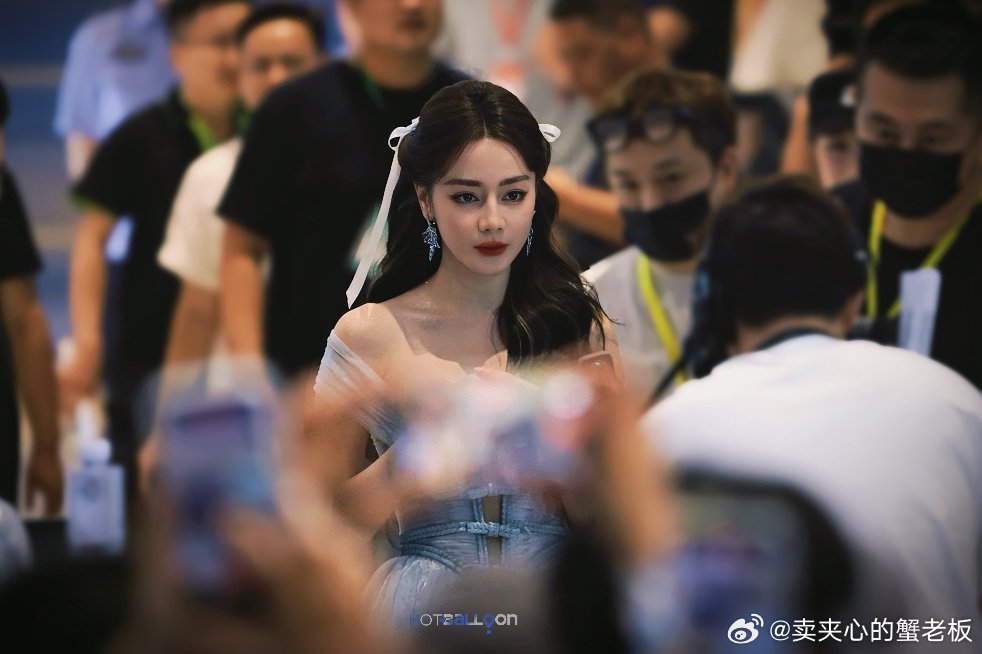 这让我想起沛纳海那场活动的图了，人群簇拥，你是唯一的焦点 