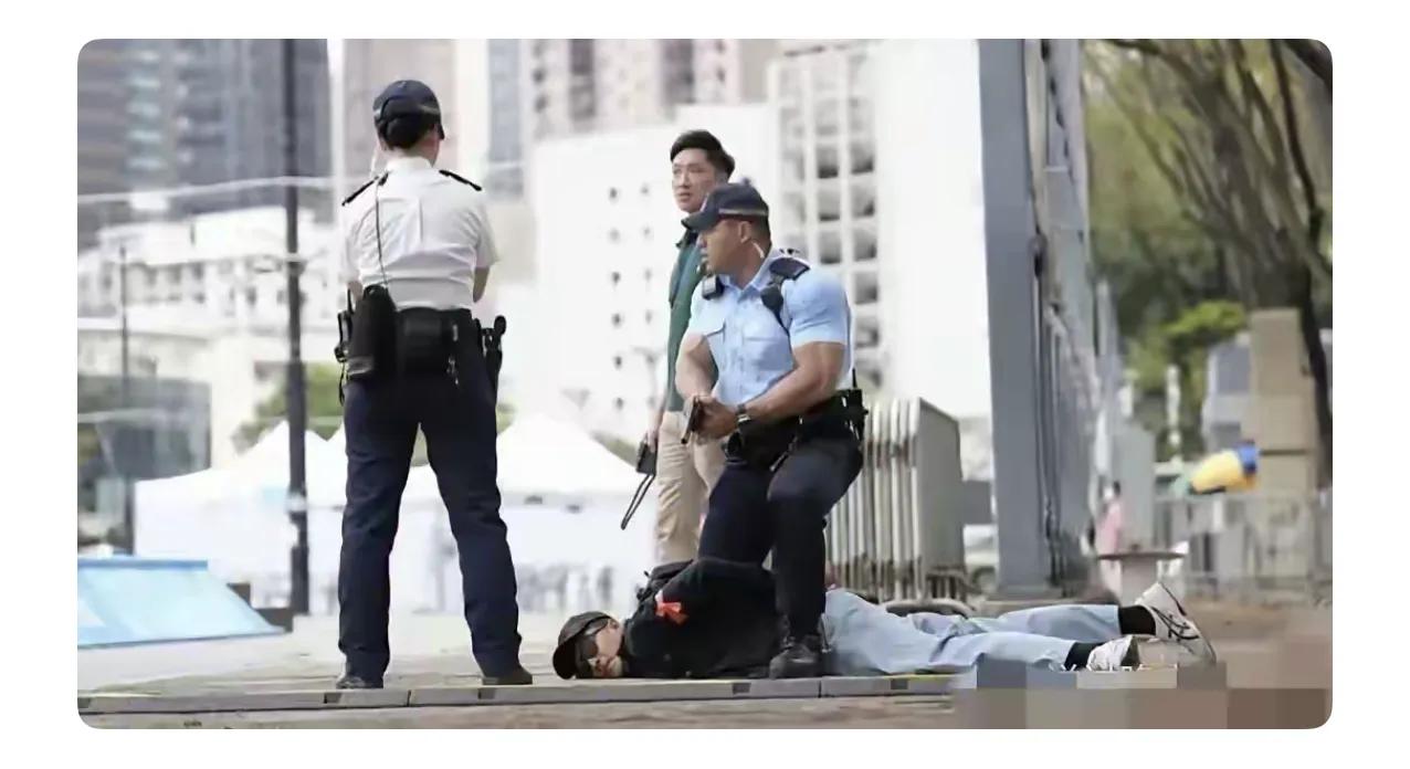就在刚刚，香港出事了！一个美国人，在解放军舰队旁边放无人机，被当场拿下！ 

5