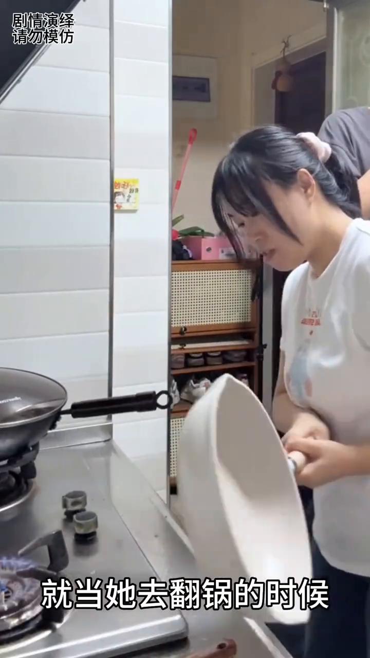 女子煎蛋时鸡蛋搞丢了。
女子正在厨房煎鸡蛋，就当她去翻锅的时候突然鸡蛋被旁边丈夫