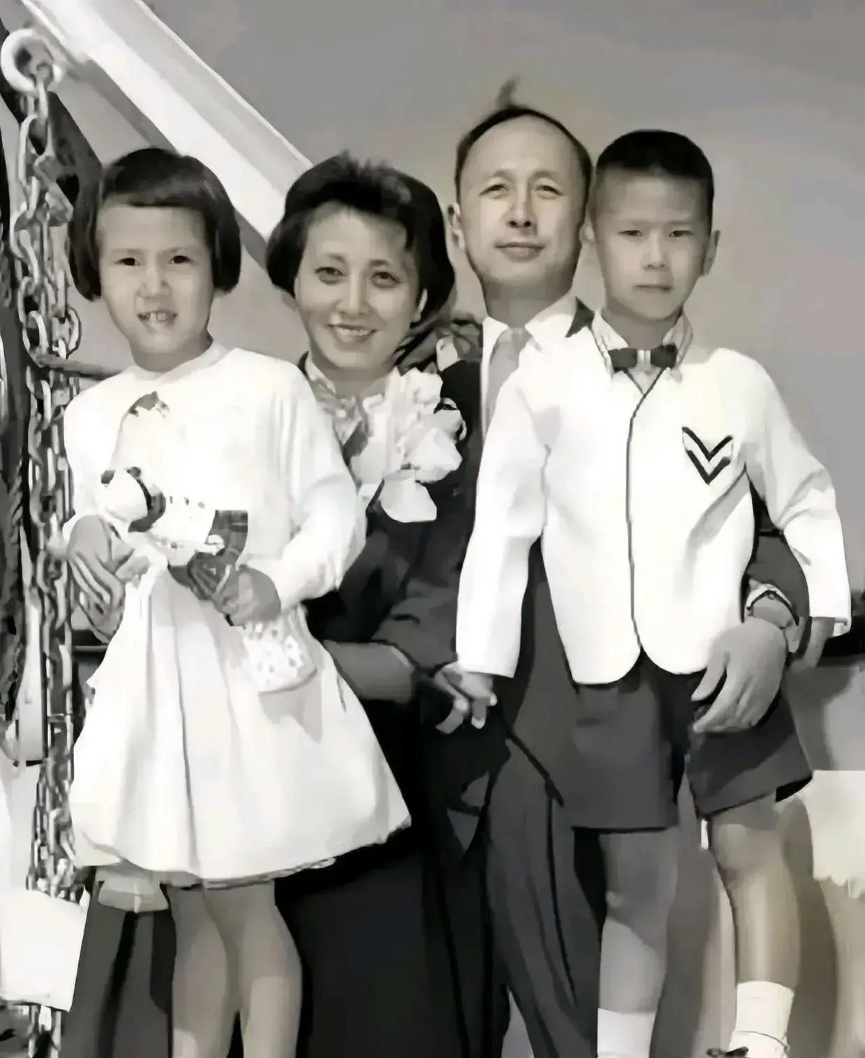 伟大幸福的一家人！

这是伟大科学家钱学森，蒋英夫妇和他们一双儿女，是他让中国人