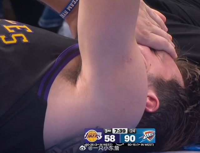 别受伤捂着腿筋！东契奇突破痛苦倒地双手掩面非常难受湖人vs雷霆
