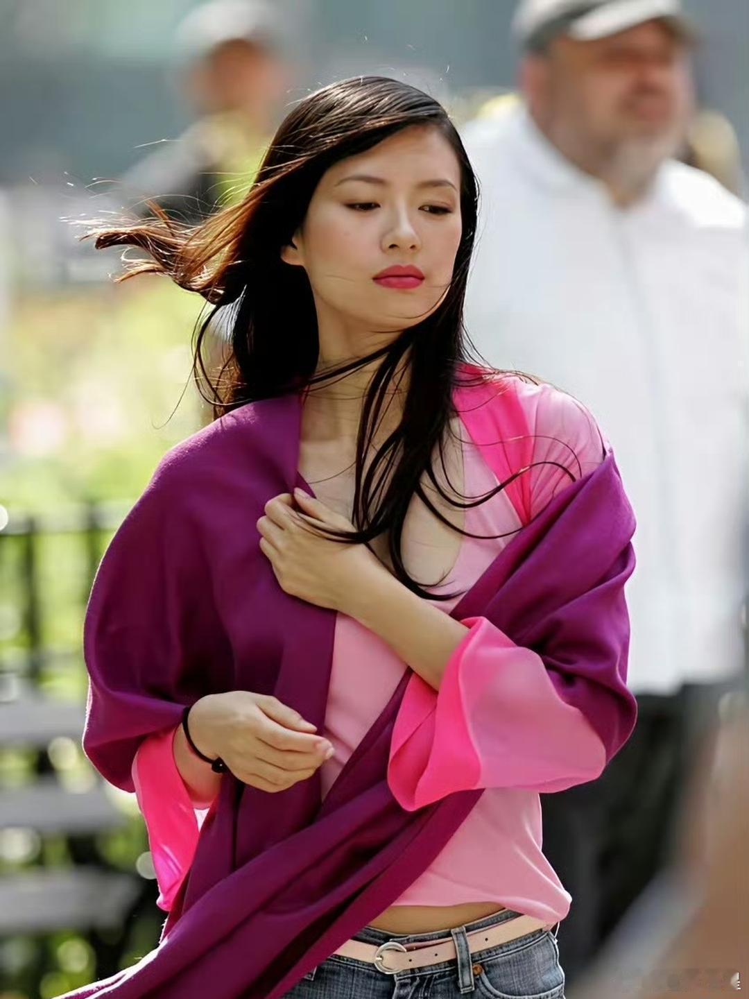 2005年，在纽约街头拍广告的章子怡。 