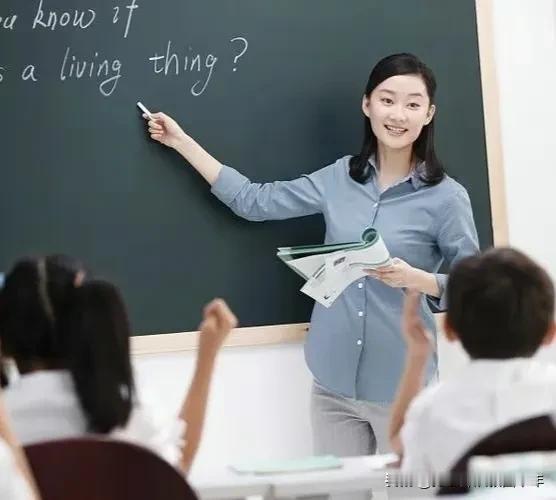 老师不能”上班迟到，下班早退”，这是要耽误人家学生的。其它单位可以，老师不可以。