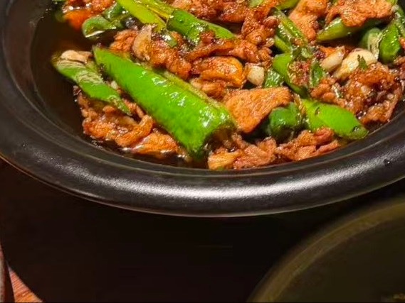 1800相思王维红豆生南国，春来发几枝。愿君多采撷，此物最相思。 