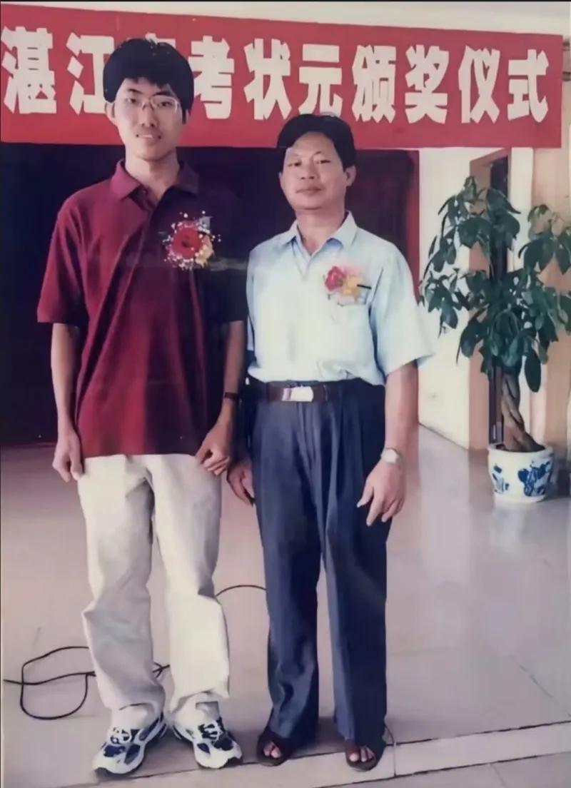 这两张图片记录了2002年湛江高考状元梁文锋当年的相关纪实，第一张是2002年8
