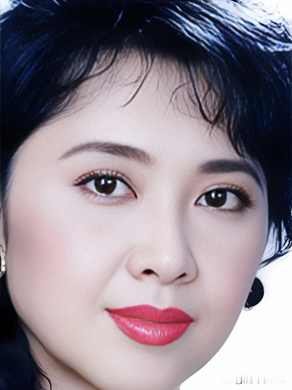 眉间藏尽女儿情，眸底流转四十年。不施粉黛亦倾城，一颦一笑皆经典——朱琳，岁月从不