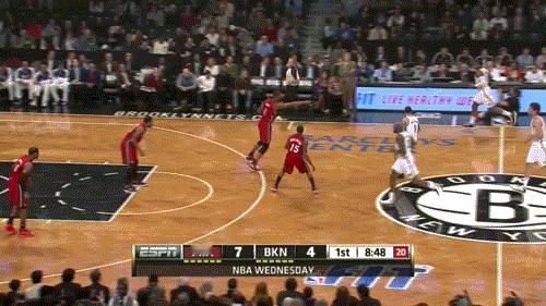 12年前，乔约翰逊晃飞波什，成为经典。脚踝终结者训练营 ​​​