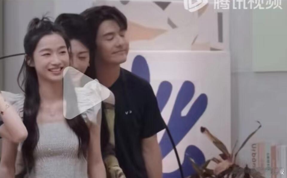 笑死哈哈！重点:卡子哥表情哈哈哈🤣卡子要贴贴乐言，小咪要贴贴乐言，77要贴贴乐
