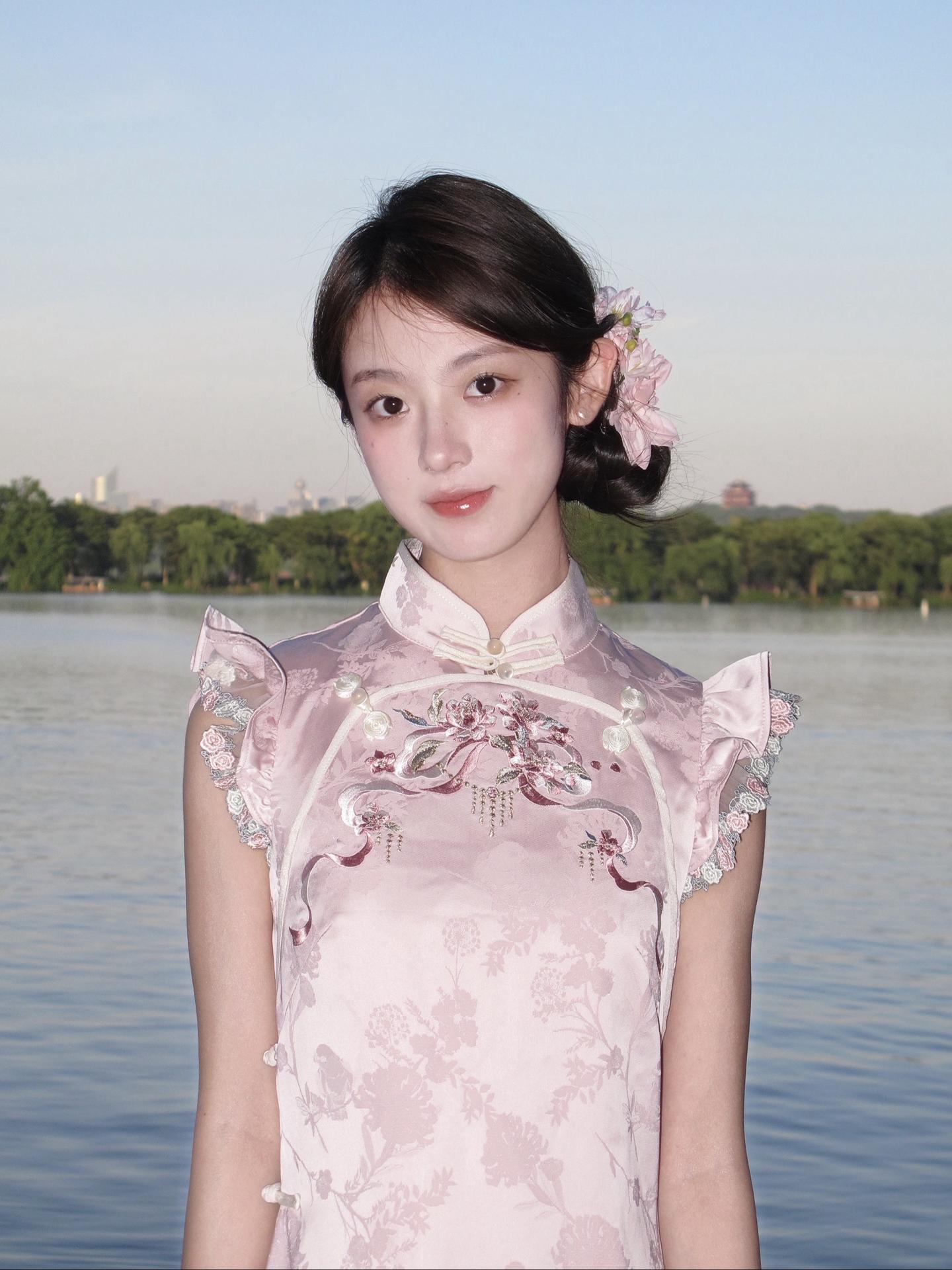 静水成玉。