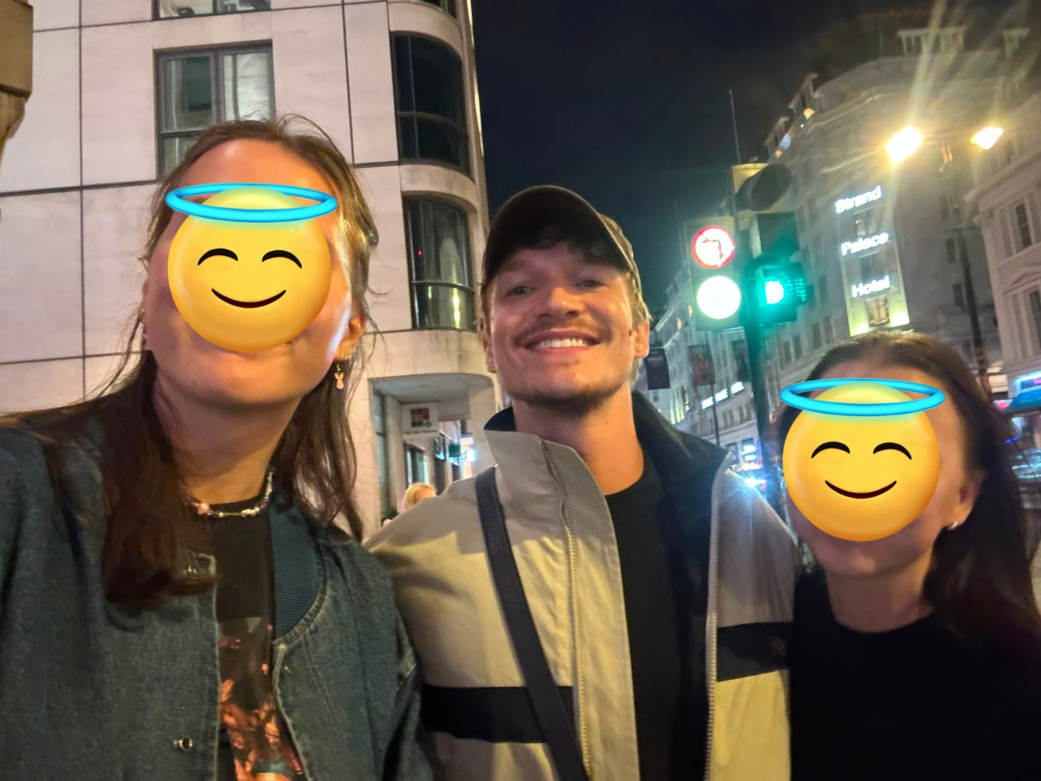 Connor昨天在伦敦与粉丝的新合影😄 