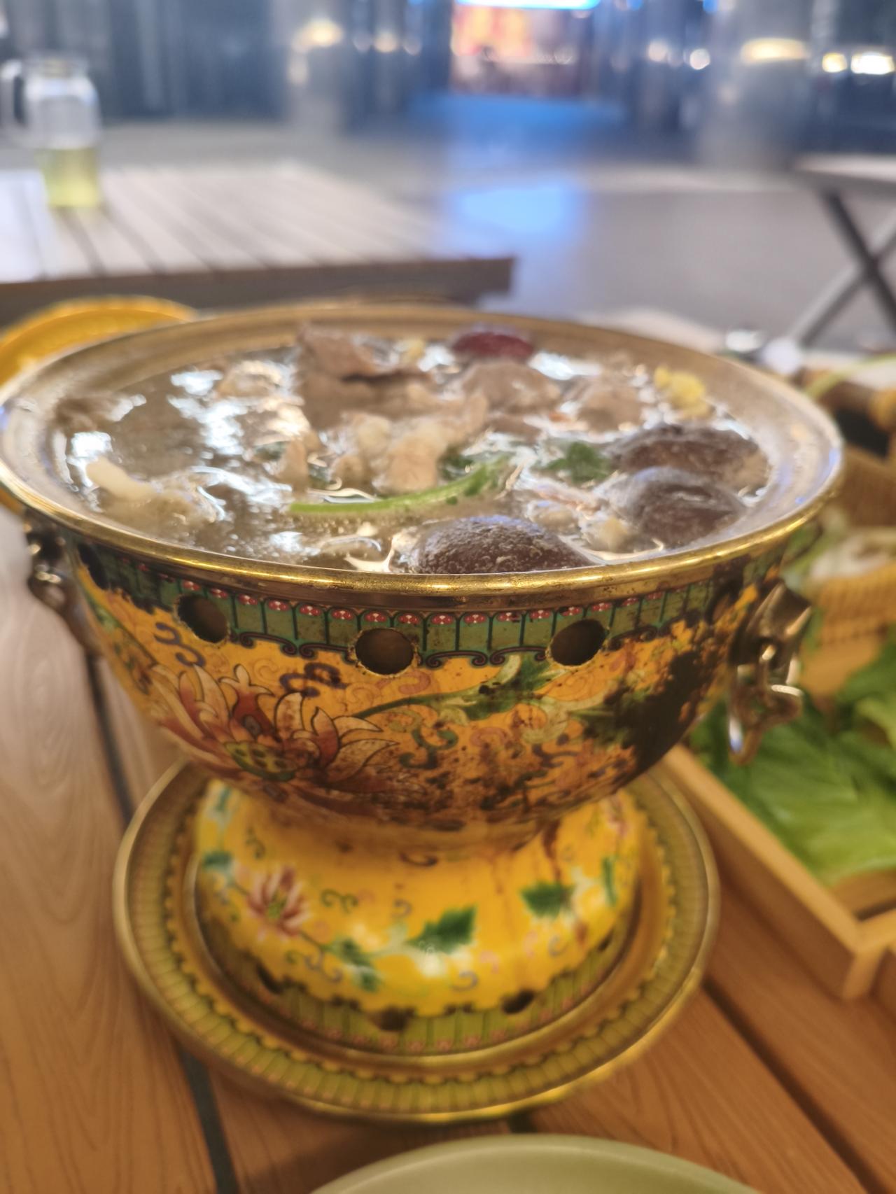 我今晚在如意湖边，大玉米下吃上一锅肉肉，祝愿我马年事事如意！