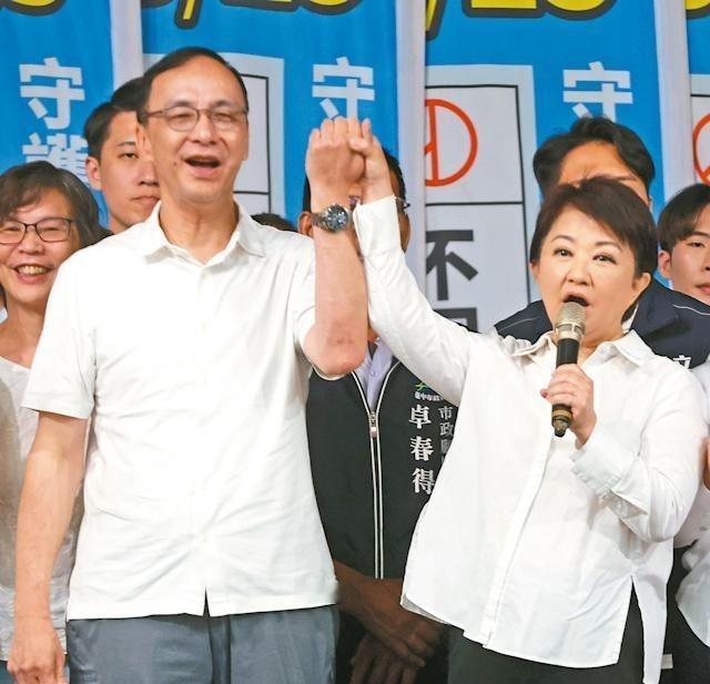 马英九逼“老一辈”交棒与“世代交替”，朱立伦急了，高喊“愿意交棒”，却绝不交给郑