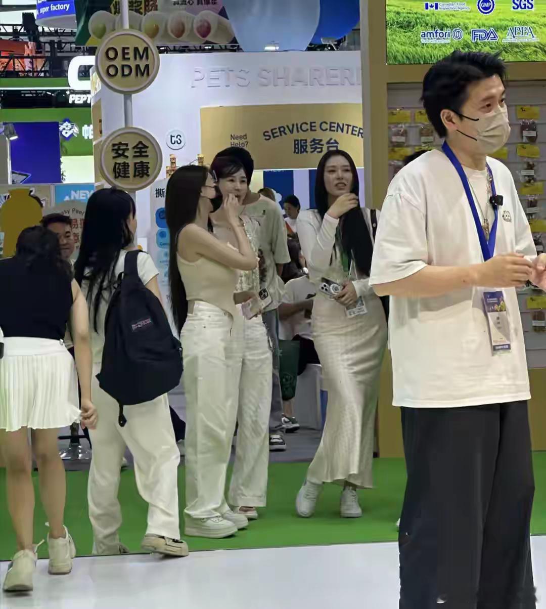 叶珂和朋友去看宠物展，一头长发柔顺飘逸，产后身体恢复得超好！ ​​​