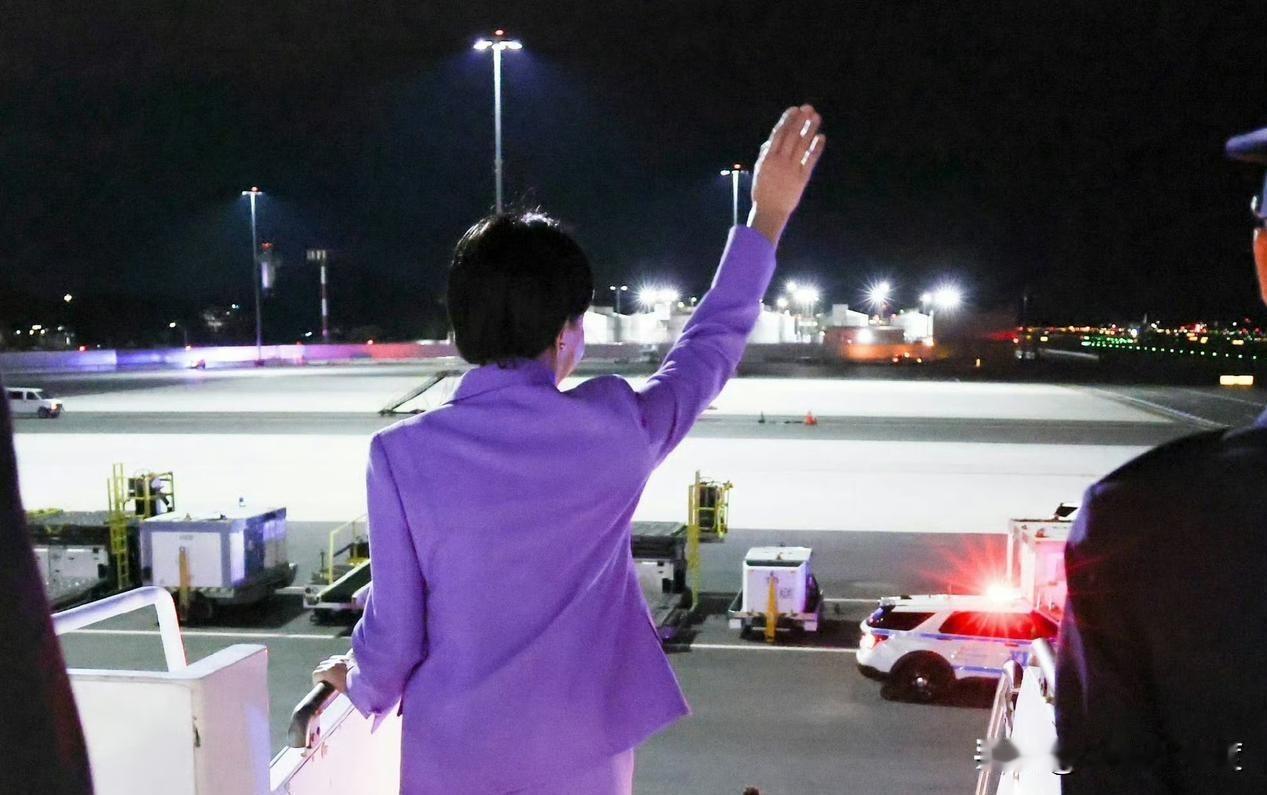 高市抵达美国的 “空气欢迎仪式”，有点像皇帝的新衣。

日本发布的高市抵达美国挥
