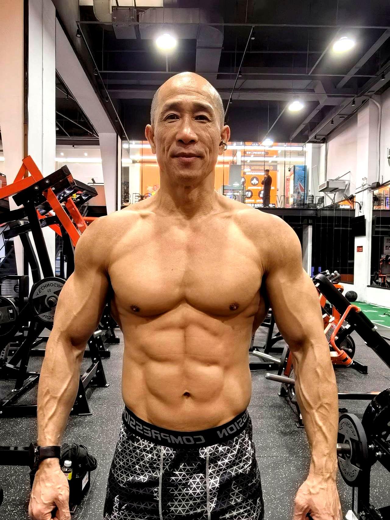 今日肩部力量训练结束，那叫一个酸爽！
 

他把自己关在那方寸之地死磕肩宽，就是