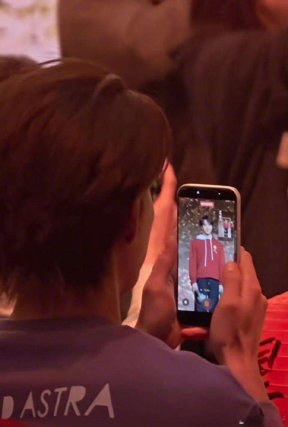 王鹤棣是刘耀文站哥王鹤棣成刘耀文站哥了 王鹤棣速速把拍的刘耀文发出来好吗刘耀文