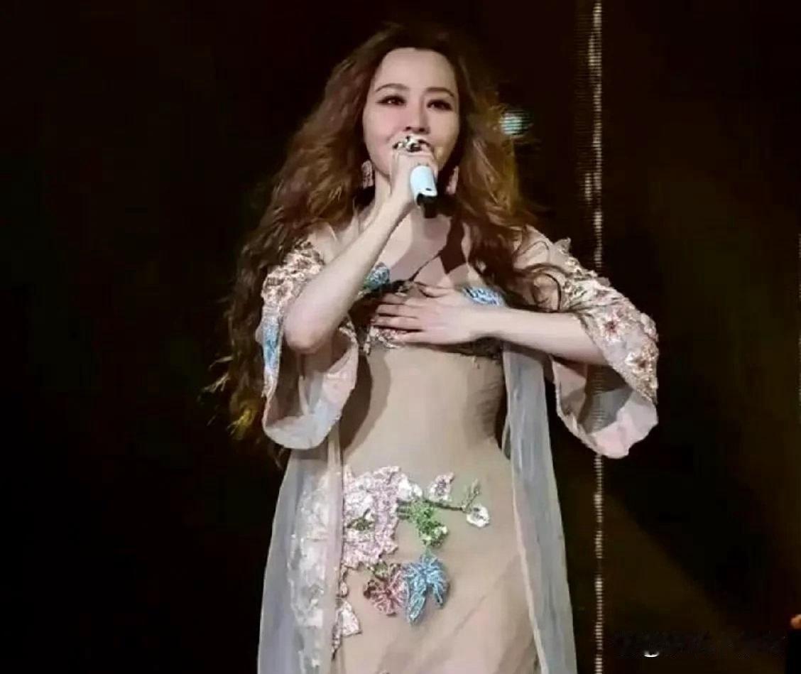 张靓颖是人美歌甜的典型代表，如今风格愈发洒脱大方，个人魅力愈发鲜明 